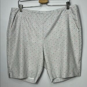 Ladies Golf Shorts White and Gray Patterned